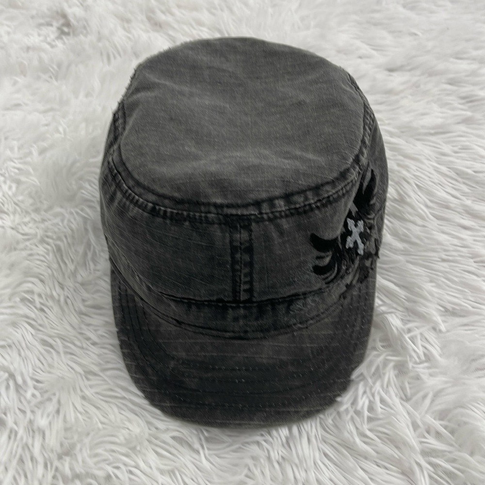 LIDS CAP SIZE S/M , VERY GOOD CONDITION, PREOWNED